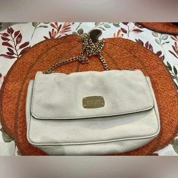 Michael Kors Jet Set Cream Pebbled Leather Chain Baguette Shoulder Hobo Handbag - Picture 1 of 4